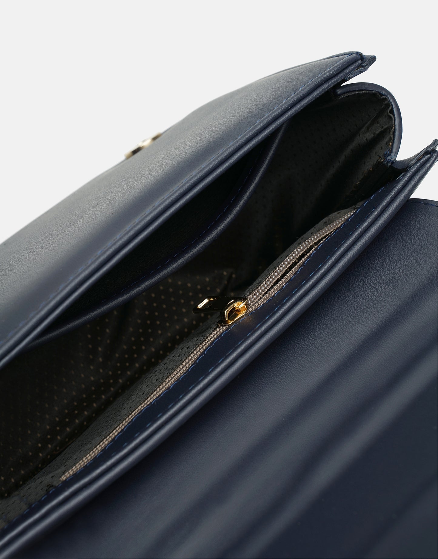 R1110 Katty Büzgülü Hatlara Sahip İnci Saplı Deri Kadın Çanta