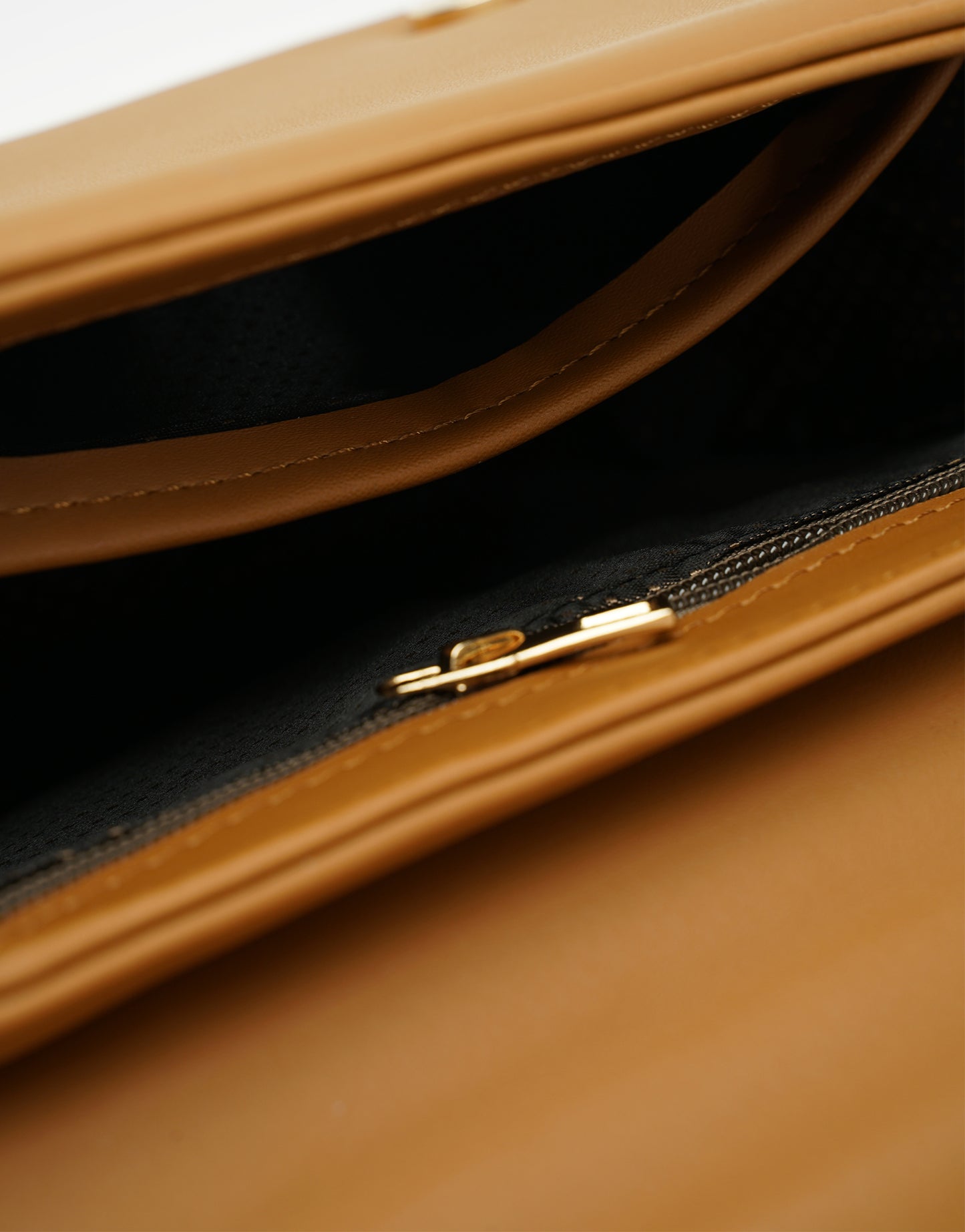 R1110 Katty Büzgülü Hatlara Sahip İnci Saplı Deri Kadın Çanta